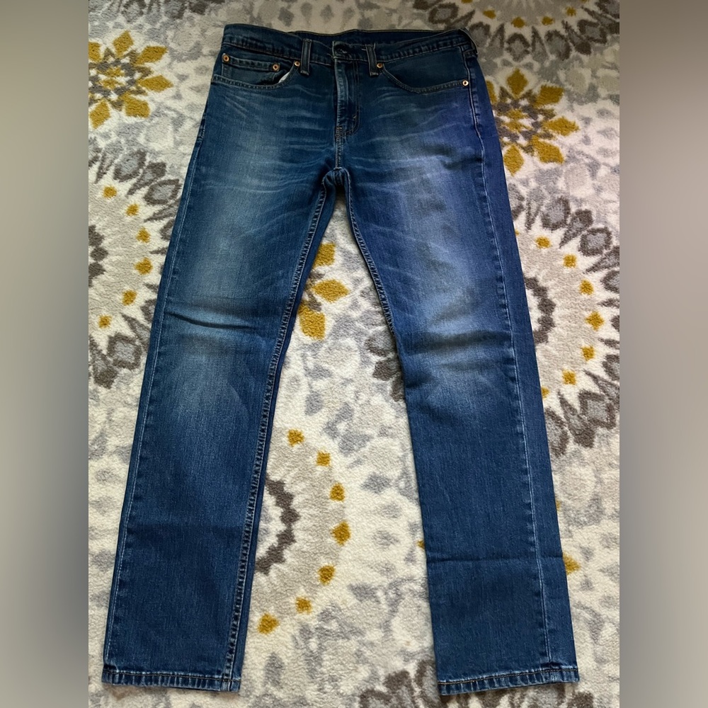 Men Levi’s dark wash jeans